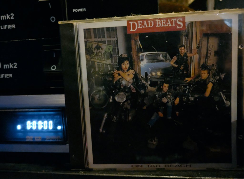 CuriosityLILA's tweet photo. #nowplaying
「On The Beach」DEAD BEATS

1985年リリース。
フランスではかなり人気があったバンドだがイギリスでは全然人気なかったみたい。

プロデューサー/エンジニアのVic MaileはMotörheadの『Ace of Spades』を生み出した人物。

女性ボーカルのSuzyがとにかくカッコ良い。 https://t.co/bcKi6saPxl
