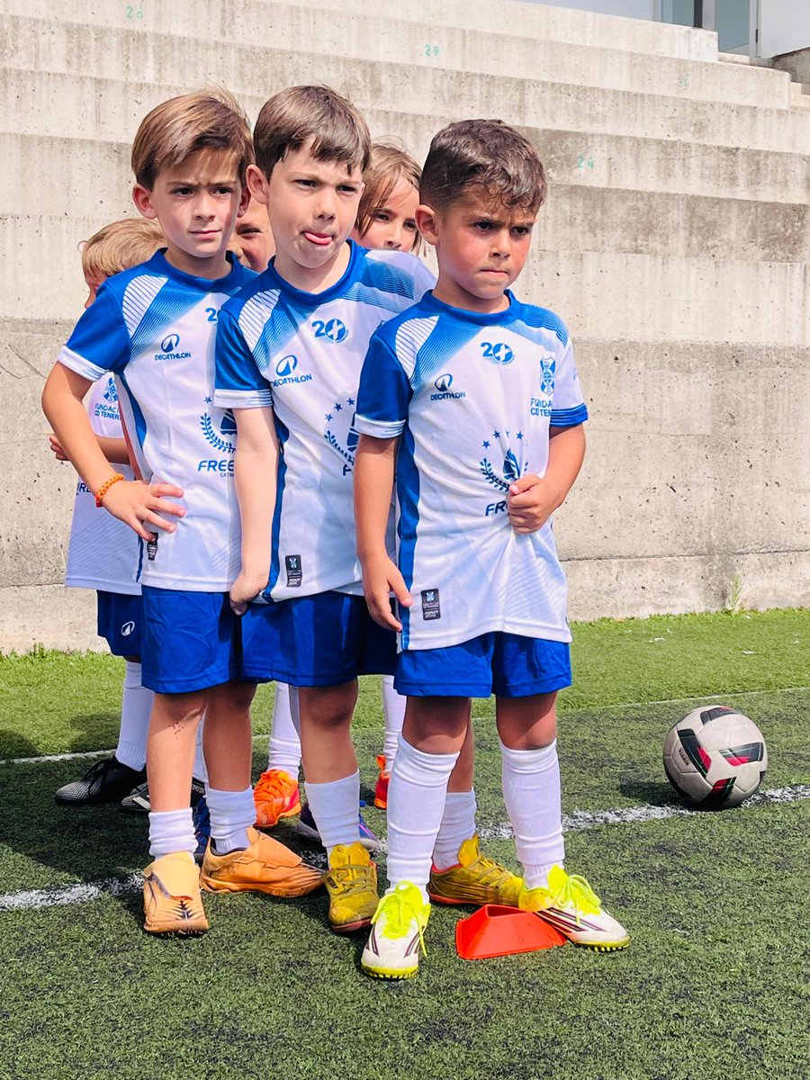 CDTFundacion's tweet photo. ¡Breña Baja (La Palma) también vive su primera jornada de la XX Edición del #CampusSuma ⚪️🔵!

La Isla Bonita, preparada para disfrutar de 5⃣ días de entrenamientos bajo la metodología #blanquiazul 💪

#FundaciónCDT @CDTOficial #CanteraCDT @deportesbbaja #TanNuestro https://t.co/xAu80qLrpp