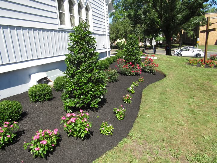 BenCastoneLand's tweet photo. HAPPY SUMMER from Ben Castone Landscaping!! 🌞🌿🌸 https://t.co/HdXTTImbtL