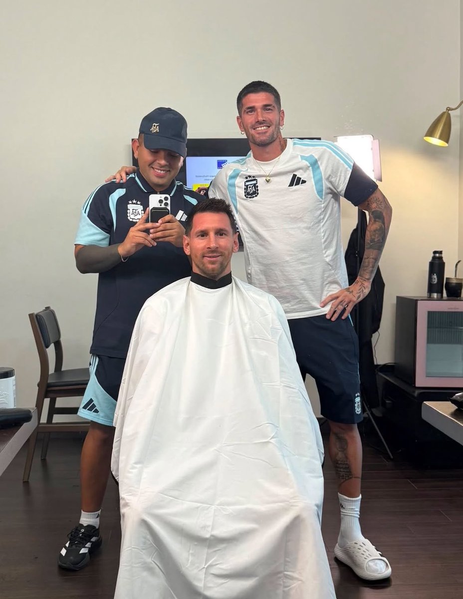 mbafraaude's tweet photo. Lo de que De Paul esté supervisando al peluquero mientras le corta el pelo a Messi para que lo haga bien ya está cruzando unos límites de turbio eh https://t.co/8yMVoNR8Xh