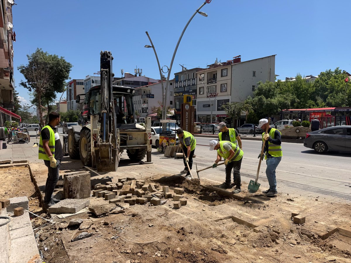 mus_bld's tweet photo. 📌 Atatürk Bulvarı’nda Kaldırımlar Yenileniyor

Fen İşleri Müdürlüğü ekiplerimiz, Atatürk Bulvarı üzerinde zamanla tahrip olan kaldırımlarda yenileme çalışmalarını sürdürüyor. https://t.co/3jBYKuGU96
