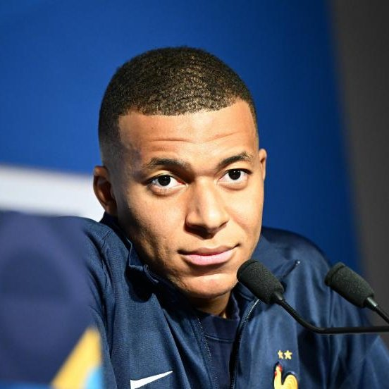 futtmais's tweet photo. Kylian Mbappé: "O que eu penso sobre as pausas para hidratação? Não nos pergunte, jogadores, a nossa opinião, somos muito reacionários.

Se amanhã estivermos dominando no minuto 25, e houver uma pausa para hidratação, ficaremos irritados, porque isso quebra nosso ritmo, mas se o tempo estiver quente, ou se estivermos sendo dominados, eu ficarei feliz."

📸 Divulgação