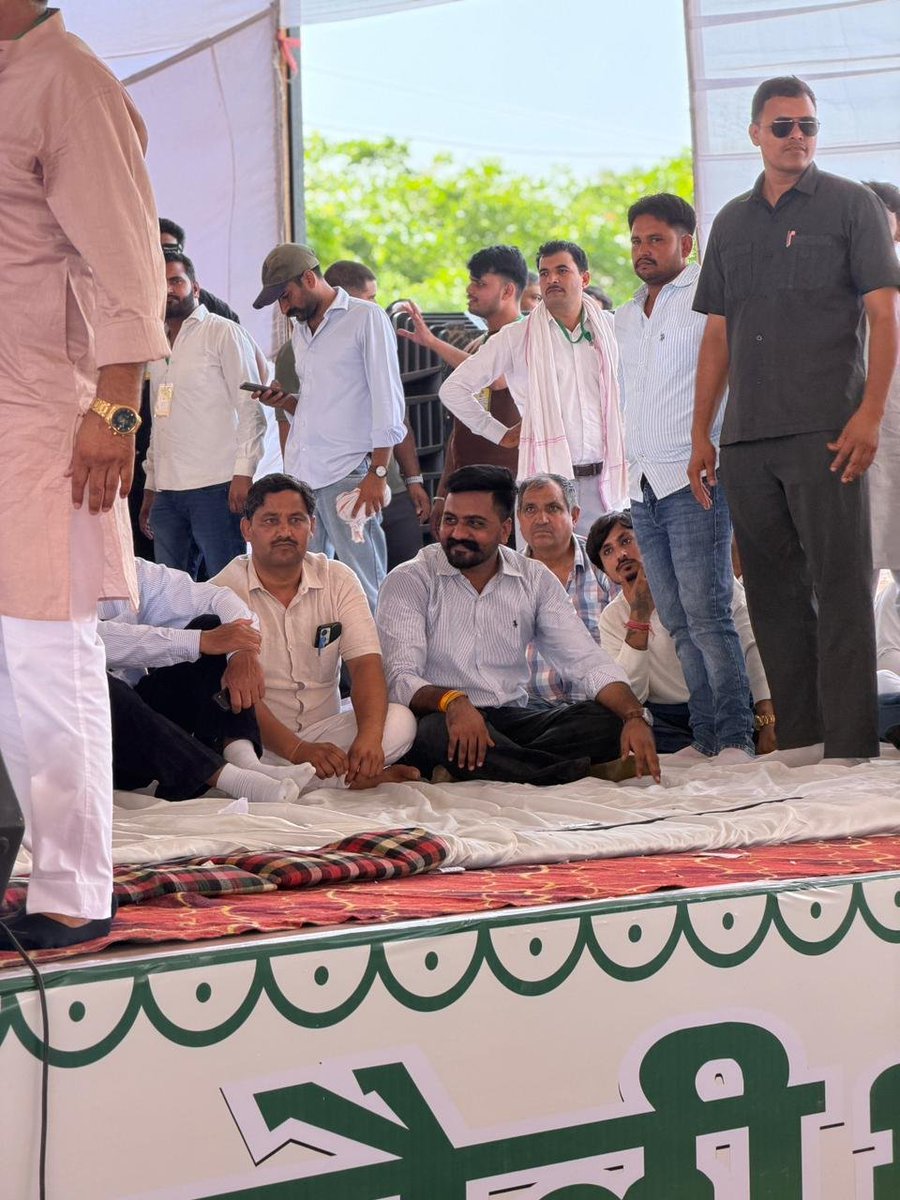 LaduGodara3's tweet photo. भरतपुर की धरती पर आज जनशक्ति का महासागर उमड़ पड़ा है।
जहां तक नजर जा रही है, वहां तक सिर्फ लोग ही लोग दिखाई दे रहे हैं। मैदान भर चुका है, लेकिन कारवां अभी भी लगातार बढ़ रहा है। https://t.co/kTBQfjoBhu