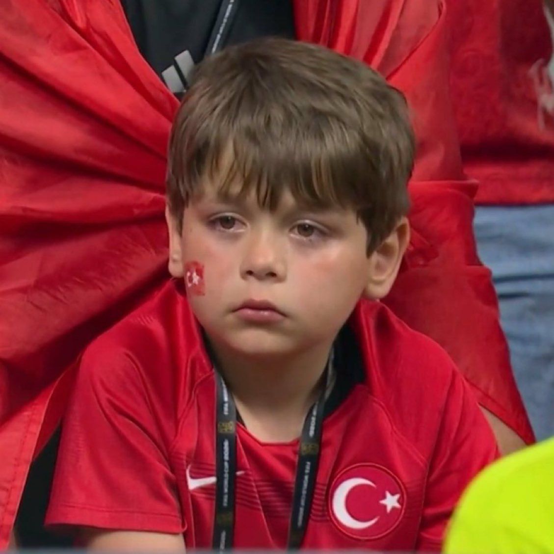 gundemio's tweet photo. Filenin Sultanları ve Bizim Çocuklar'ı takip eden minik taraftarlar kıyaslandı. https://t.co/Pu72xcwVTd