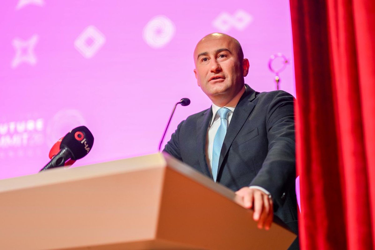 Bahcesehir's tweet photo. BAU Campus’te gerçekleştirdiğimiz Future AI Summit 26, Lucia’nın sunduğu yapay zeka destekli etkileyici görsel deneyimle başladı.

“Redesign Intelligence” temasıyla ev sahipliği yaptığımız zirvenin resmi açılışında, yapay zekanın geleceği yeniden tasarlayan etkisini farklı perspektiflerle ele aldık. Açılış konuşmalarında BAU Global Başkan Yardımcımız Dr. Serdar Şenel, yapay zekanın dönüşüm gücüne dair vizyoner değerlendirmelerini paylaştı.

Mütevelli Heyeti Başkan Vekilimiz Hüseyin Yücel, yapay zekanın eğitim, teknoloji ve gelecek vizyonundaki rolüne dikkat çekerken; Rektörümüz Prof. Dr. Esra Hatipoğlu, yapay zeka çağında asıl dönüşümün bu teknolojilere yön verecek genç nesilleri yetiştirmekten geçtiğini vurguladı ve yükseköğretim kurumları olarak geleceği inşa eden yapılar olduğumuzun altını çizdi.

Ardından T.C. Cumhurbaşkanlığı Savunma Sanayii Başkanı Prof. Dr. Haluk Görgün ise yapay zeka çağında teknoloji, stratejik vizyon ve geleceğin dönüşen dinamiklerine dair ufuk açıcı değerlendirmelerde bulundu.

Future AI Summit 26 ile; yapay zeka ekosistemine yön veren fikirleri, vizyoner isimleri ve geleceği şekillendiren bakış açılarını kampüsümüzde buluşturmaya yarın da devam edeceğiz.

#FutureAISummit2026 #bahcesehiruniversitesi #BAU