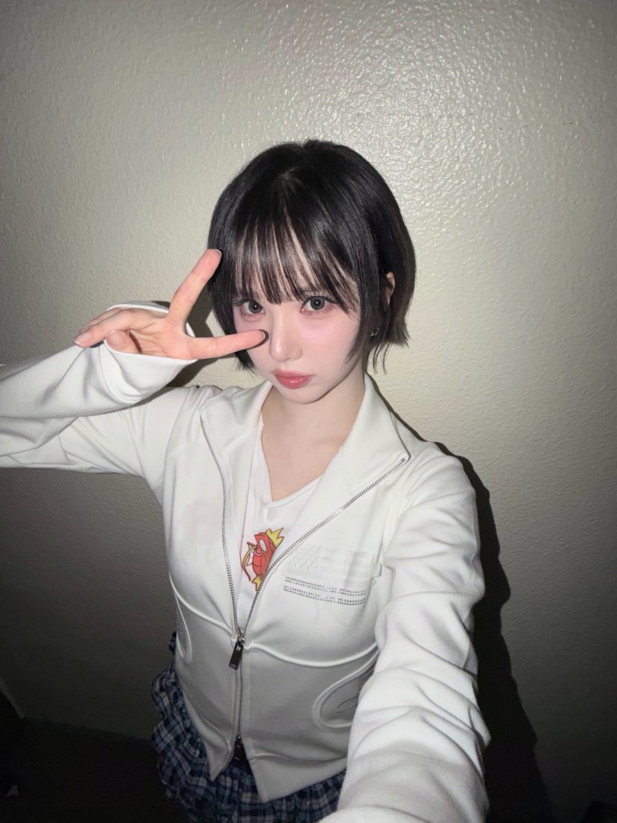 rlow_ldI's tweet photo. Gamer Eunha on duty. https://t.co/NcPOxKwAZi