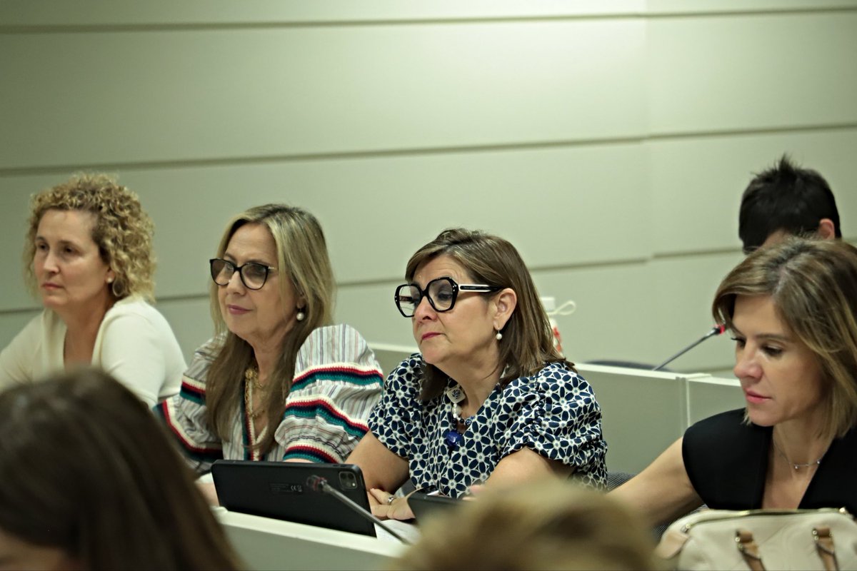 hila's tweet photo. Presentamos mociones del @gpssenado para combatir la violencia machista y el negacionismo en nuestro país, en la Comisión de Seguimiento del Pacto de Estado contra la Violencia de Género en el Senado. https://t.co/TbflfKZeYD
