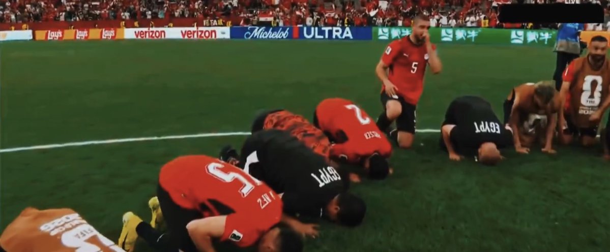 FaithfullBaller's tweet photo. The entire Egypt national team made sujood after securing their first ever FIFA World Cup victory. 

Allahu Akbar. ☝️🇪🇬 https://t.co/BTAJwCQ4U8