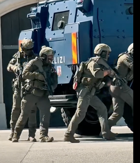 KdoMagazin's tweet photo. #Einsatzkommando: #EKO #Cobra in der Wiener Neustadt, Österreich. Gezeigt wurde die simulierte Festnahme eines Tatverdächtigen durch die #Polizei. Dabei kam auch der gepanzerte Mannschaftstransporter #PMV #Survivor zum Einsatz. #Atlas #Eurpol #SteyrAUG https://t.co/pgGSWiIgeK https://t.co/y7UEUP2YoW