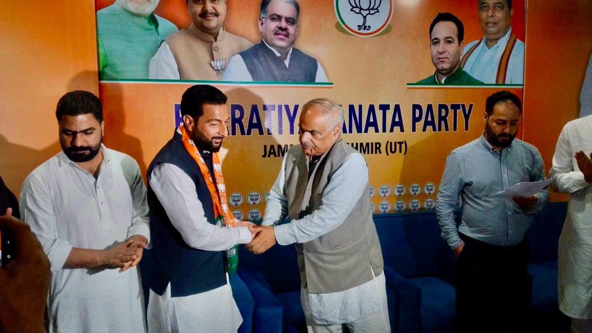 thenawakadal's tweet photo. Businessman Fayaz Ahmad Dar Joined the BJP in Srinagar in the Presence of senior BJP leader Ashok Koul and other Party Functionaries. https://t.co/GzSuUHFHLK