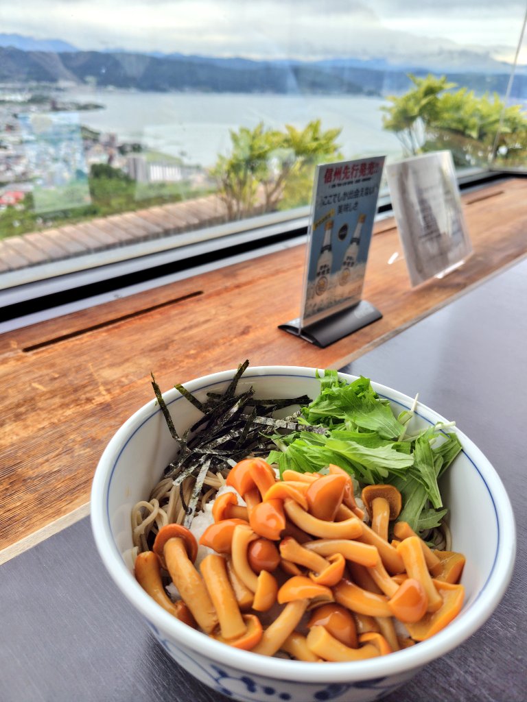 riezo0620's tweet photo. 1年振りの諏訪市

諏訪湖を見下ろす天空の蕎麦屋さんでいただくおろしなめこそばはロケーションも相まってとても美味しい一杯でした😊

#登美そば https://t.co/iUA9ZibKmc