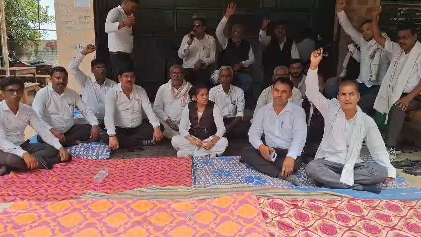 bstvlive's tweet photo. चंदौली

➡️ई-स्टाम्प व्यवस्था के विरोध में धरना
➡️अधिवक्ताओं का तहसील परिसर में धरना
 ➡️नई व्यवस्था जनता के हितों के खिलाफ 
➡️मुगलसराय तहसील का पूरा मामला

#Chandauli #EStamp #Protest @dmchandauli https://t.co/t3l8qUiVHx