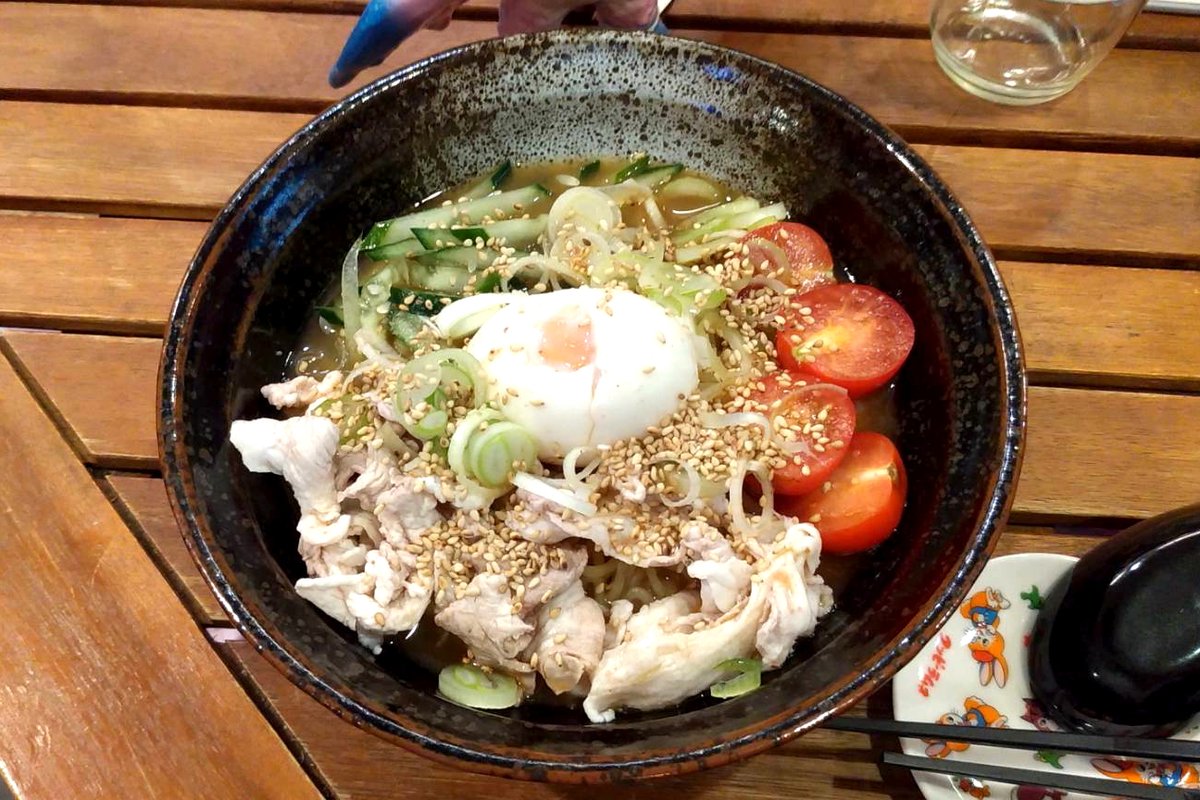 mimizuku_tutor's tweet photo. この夜は牧野さん（ @tttoy_makino ）の冷やし味噌ラーメンをいただいた。常連さんの絶賛に偽りなく、熱気と湿気で食欲が失せていてもツルツルッと食べられる。生姜を加えて味変も楽しめる。毎日食べたくなる美味しさだった。ベッコスメロン（アイス乗せ酒入り）などのドリンクとの相性もばっちり！ https://t.co/vLjsU39sMW