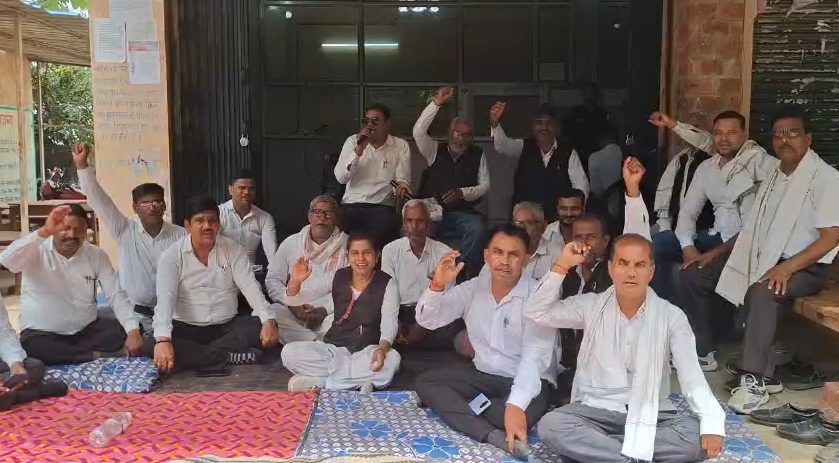 bstvlive's tweet photo. चंदौली

➡️ई-स्टाम्प व्यवस्था के विरोध में धरना
➡️अधिवक्ताओं का तहसील परिसर में धरना
 ➡️नई व्यवस्था जनता के हितों के खिलाफ 
➡️मुगलसराय तहसील का पूरा मामला

#Chandauli #EStamp #Protest @dmchandauli https://t.co/t3l8qUiVHx