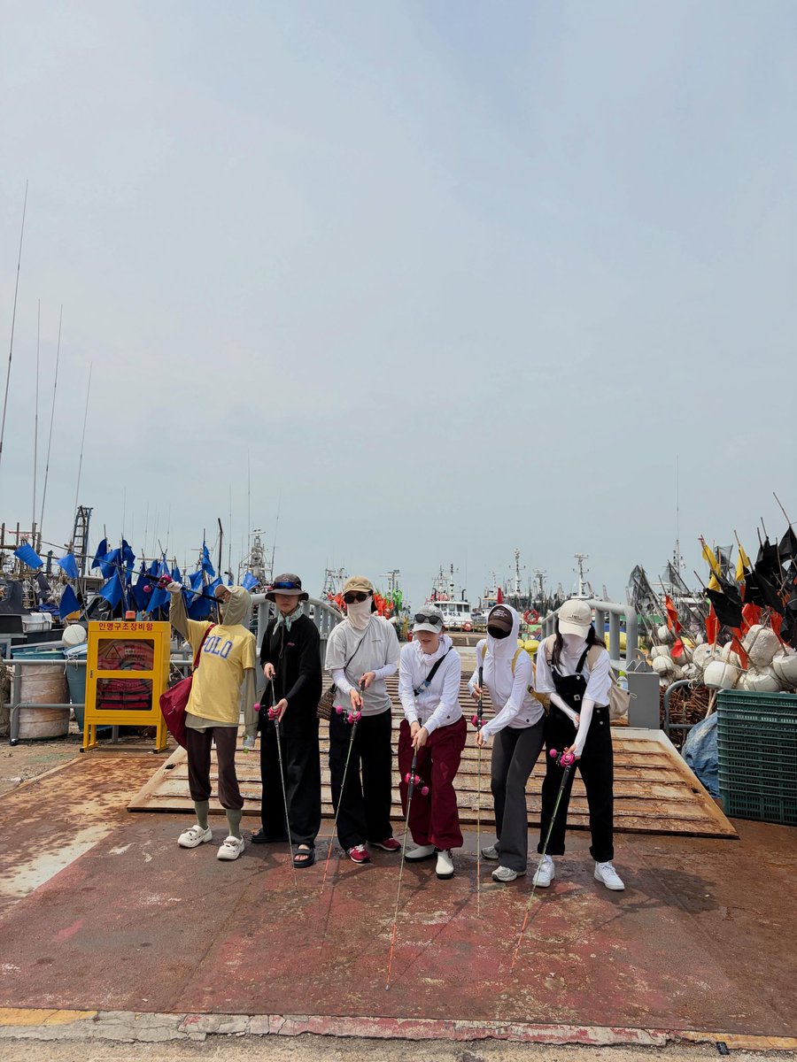 babosori2's tweet photo. 아 혼자 컨셉 전달 못받은 이봄소리 개웃김ㅠㅠ 하긴 복장부터 낚시꾼들 사이에 혼자만 7~50살로 추정되게입고옴 https://t.co/9ekir4nbGt