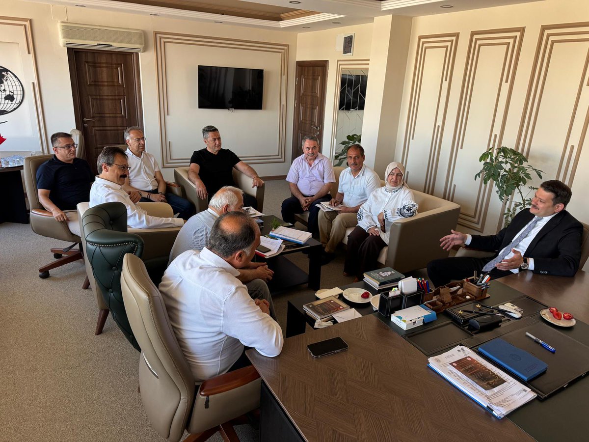 sinopilmem's tweet photo. 🤝🌿 Vali Yardımcımız Sayın Ali Osman Bulat’tan Veda Ziyareti

Cumhurbaşkanlığı Mülki İdare Amirleri Atama Kararnamesi ile Van ili Gevaş Kaymakamlığı görevine atanan Vali Yardımcımız Sayın Ali Osman Bulat, İl Millî Eğitim Müdürlüğümüze veda ziyaretinde bulundu.

📚 Uzun yıllar ilimizde eğitim hizmetlerinden sorumlu Vali Yardımcısı olarak görev yapan Sayın Bulat, eğitim alanında yürütülen çalışmalara verdiği destek, katkı ve yakın ilgisiyle eğitim camiamızda kıymetli izler bıraktı.

📍 İl Millî Eğitim Müdürümüz Sayın Osman Cebeci, eğitime sunduğu katkılar ve iş birliği dolayısıyla Sayın Bulat’a teşekkür ederek yeni görev yerinde başarı dileklerini iletti.

💫 Eğitime verdiği destek ve ilimize sunduğu değerli hizmetler için Sayın Ali Osman Bulat’a teşekkür ediyor, Gevaş Kaymakamlığı görevinde başarılar diliyoruz.

#VedaZiyareti
#EğitimİçinBirlikte
👇
@tcmeb 
@Yusuf__Tekin 
@TCSinopValiligi 
@aliosmanbulat 
@OsmanCebeci