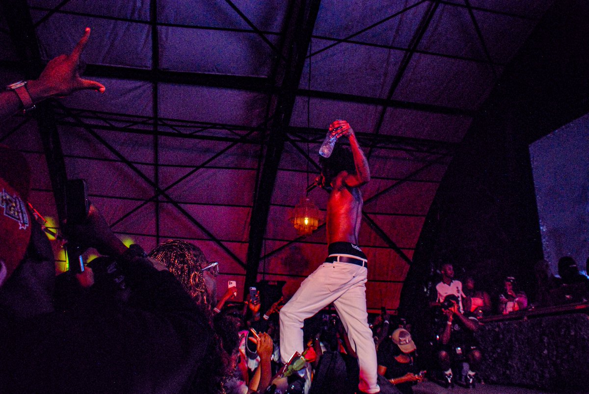 artsyada__'s tweet photo. “tenski save me”

@zaylevelten in @bolapsd for craziest show on earth ,abuja 

shot and edited by me 🔥🔥 https://t.co/cSMgWdrp5Y