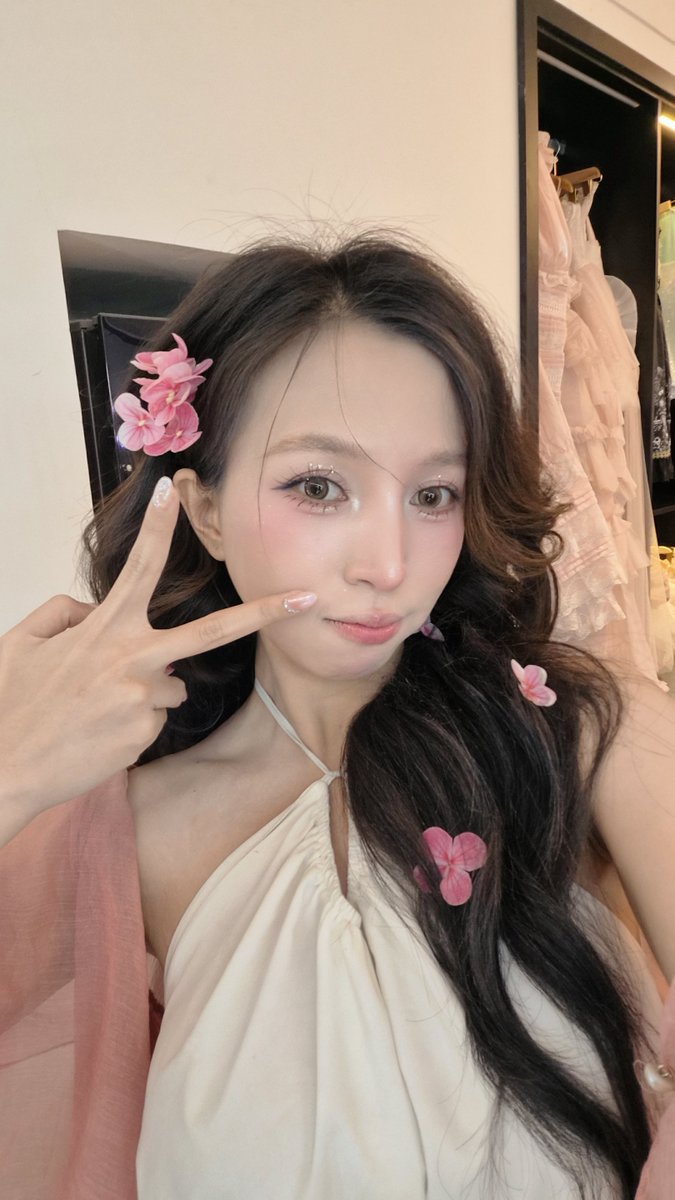 imerifrias's tweet photo. I tried doing a photoshoot in vietnam! Woaaa viet makeup dope https://t.co/WB2EbckYaE