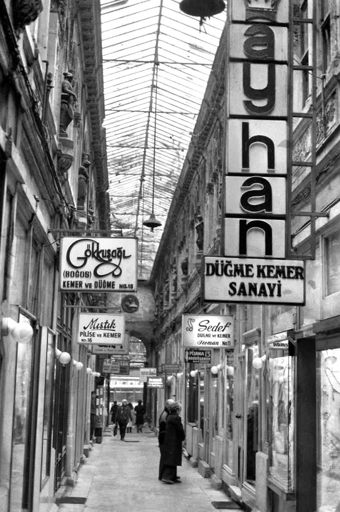 berkguven1907's tweet photo. Beyoğlu, Aynalı Pasaj. 1980’ler… (Yücel Tunca Arşivi) https://t.co/98nrQfD4a5