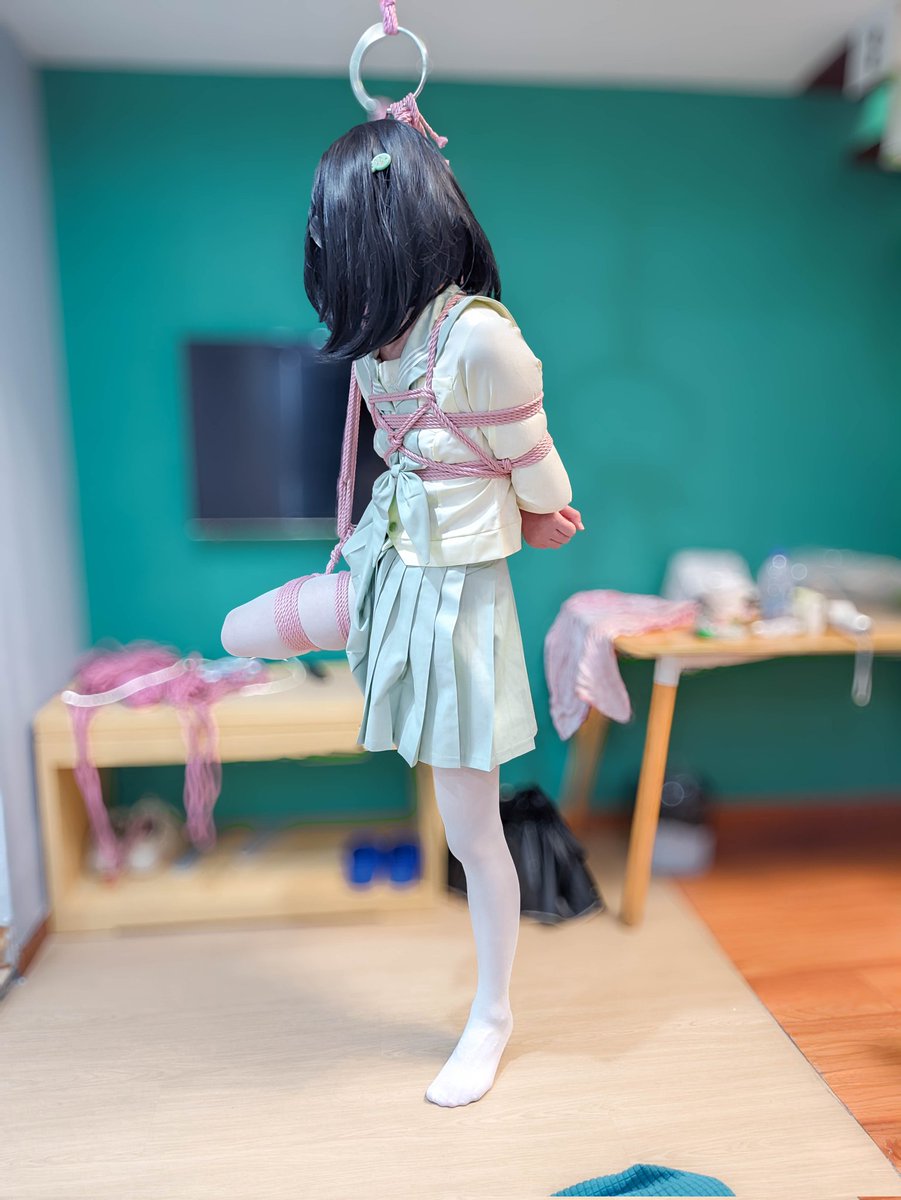 FallFish9's tweet photo. “诶，包粽子缺人手吗，好哦我可以来帮忙www”
“让我换上这身绿色的衣服干什么？什么，你说���是粽子？“
（把手背过去）
“呜好吧~，你喜欢就好~，嘿嘿”

绳：@SolitaryWw
摄：@Nyayumushi
粽子：@FallFish9

（出镜人物已成年，均为自愿行为，无任何暴力胁迫行为）
#jk #白丝 #可爱 https://t.co/qqwWjKK0E0