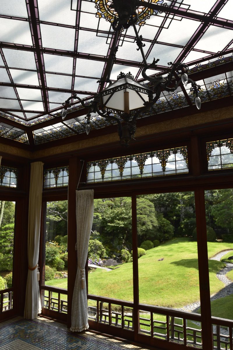 WalkAroundTokyo's tweet photo. この部屋は床のタイルに目を奪われがち。でも、大きすぎず、装飾も控えめな照明がとてもよいと思ったしだい。 https://t.co/2TvxjSVUVF