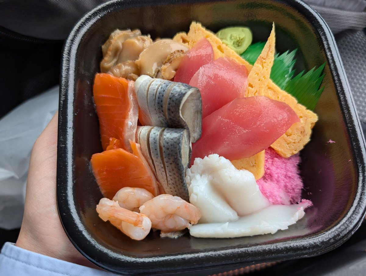 muny_satoshi's tweet photo. 今日のお昼ごはん
ちらし丼ネタ大盛り🐟️ https://t.co/H9CW3NIG71