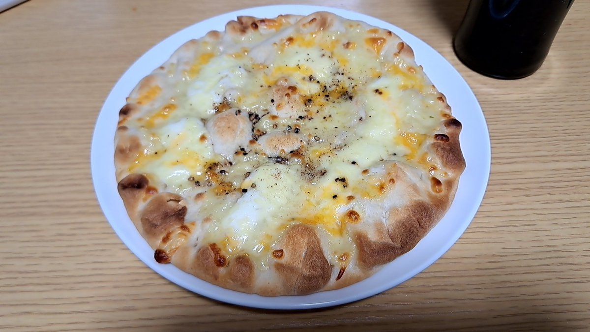 ROSSIV146's tweet photo. 今朝胃が痛くて気持ち悪かったけど回復したのでピザ食べた
仕事へのストレスかな(笑)
#おうちごはん https://t.co/hgUvWKwyn5