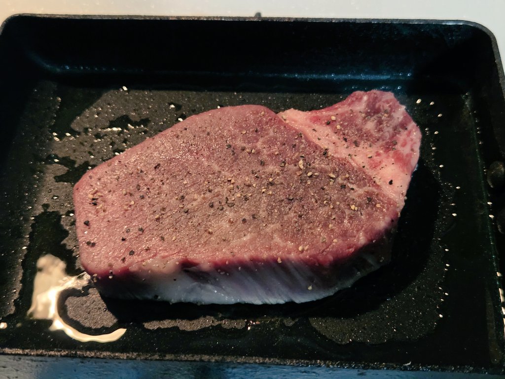 AoiSonika777's tweet photo. 頂いて冷凍庫に眠っていた
石垣牛 🐂 (・肉・)
賞味期限が明日までなので
🥩焼いてみた🔥

 #ステーキ https://t.co/UVi2gToOHs