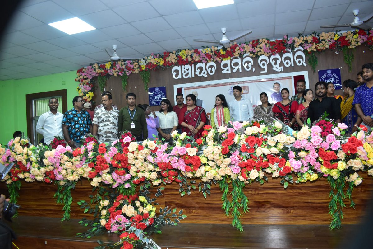 IcdsOffice's tweet photo. Distribution of mobile phones to AWWs,cheque of rupees 1cr16 lakh given to 12 no's of WSHG's as bank loan,distribution of booklets by ICDS, brahmagiri &amp; Mission Shakti,
brahmagiri were carried out during the occasion of "Bikasa ra dhara Odisha Sara" in brahmagiri block campus . https://t.co/RihsfZmtuA