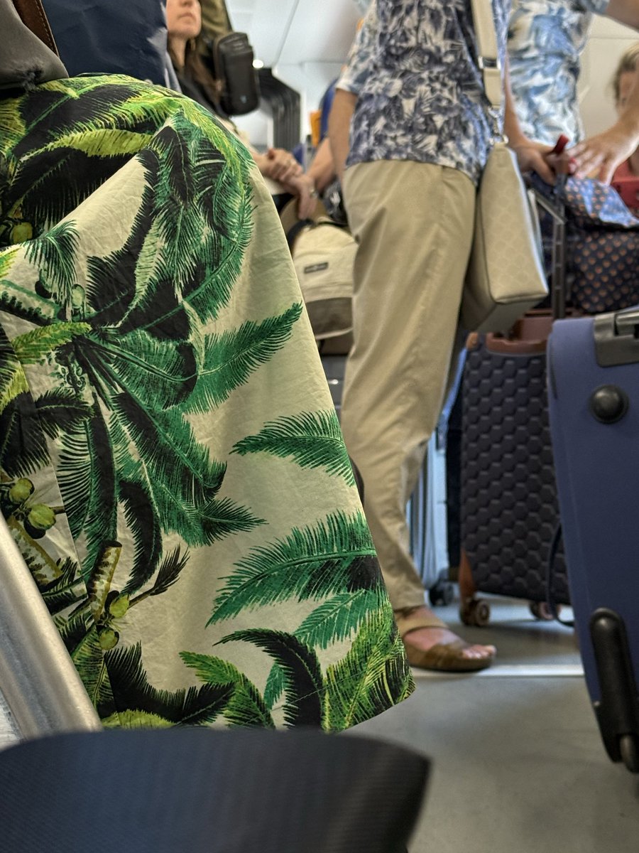 simonebor's tweet photo. @matteosalvinimi Sotto il sole a 40 gradi bloccati, treni colmi di ritardo e costretti a rifugiarci nei regionali. Oggi é un odissea. Me lo ricorderò finché campo! Devi solo vergognarti per aver lavorato cosi male nella gestione del Trasporto pubblico. 6 superficiale 🤮 https://t.co/TtxYnE7sfA
