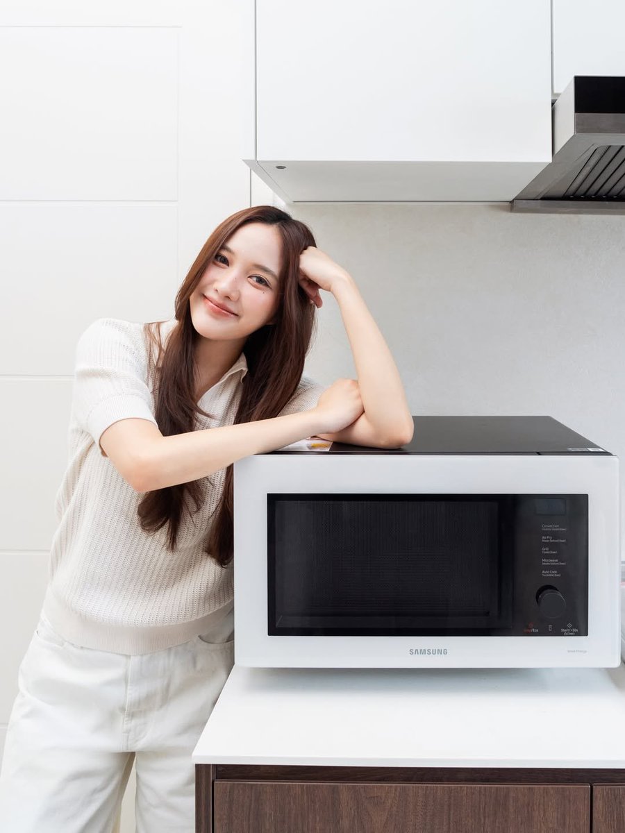 Crimson__21's tweet photo. Freen kitchen such a 🔥🔥 

#srchafreen 
#ซัมซุงโมเมนต์ดีดีมีได้ทุกวัน
#BespokeAl #Samsung https://t.co/dLuwaOI7WJ