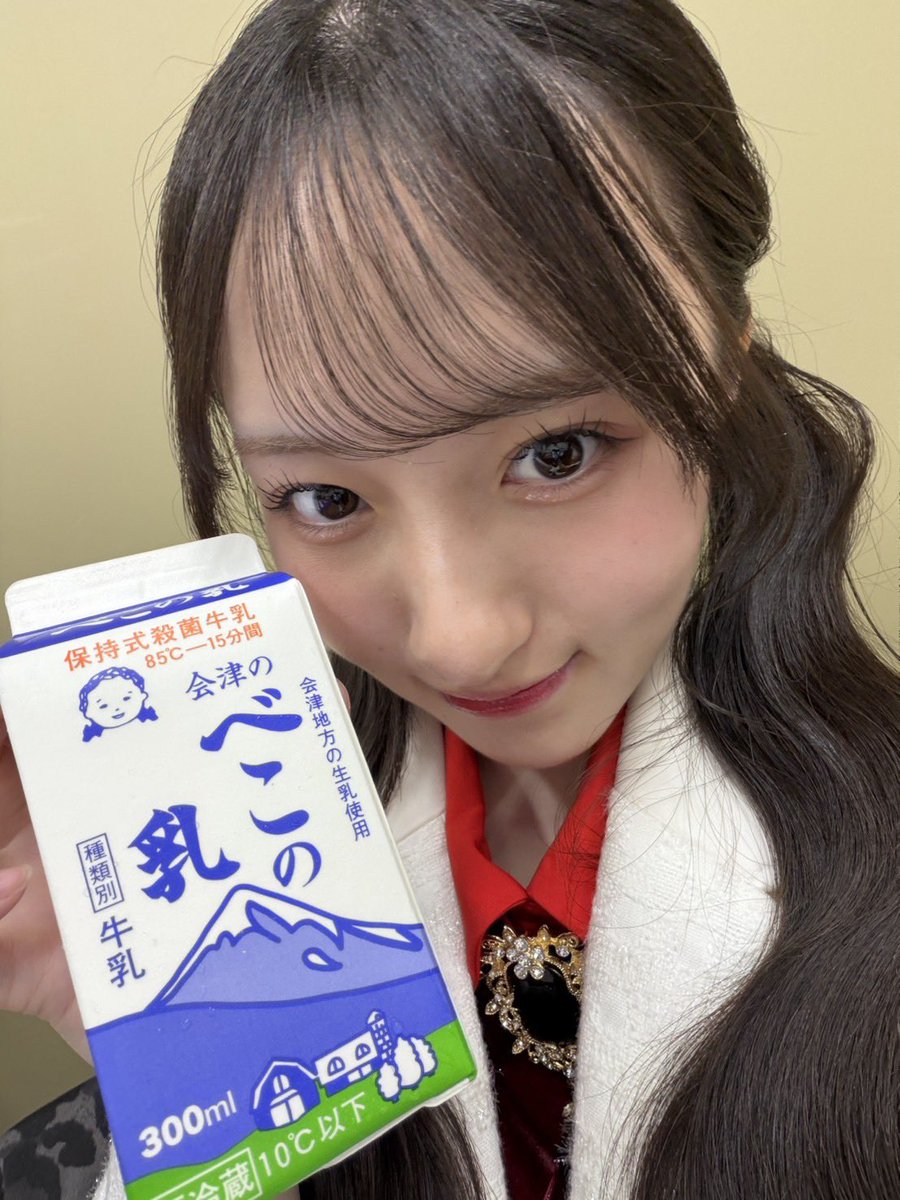 Rosy_Chronicle's tweet photo. 牛乳大好き #植村葉純 です🧡

#はすみるくの今日の牛乳

🥛べこの乳🥛
福島県でゲットした牛乳2本目！
コクがあってちょっと甘めで、
飲んだことないのにどこか懐かしさを感じる牛乳でした！👧🏻🎀

ちいちゃかったあの頃思い出すわぁ〜

#ロージークロニクル #ハロプロ
#牛乳 #牛乳月間 https://t.co/GQmuAa5Fbp
