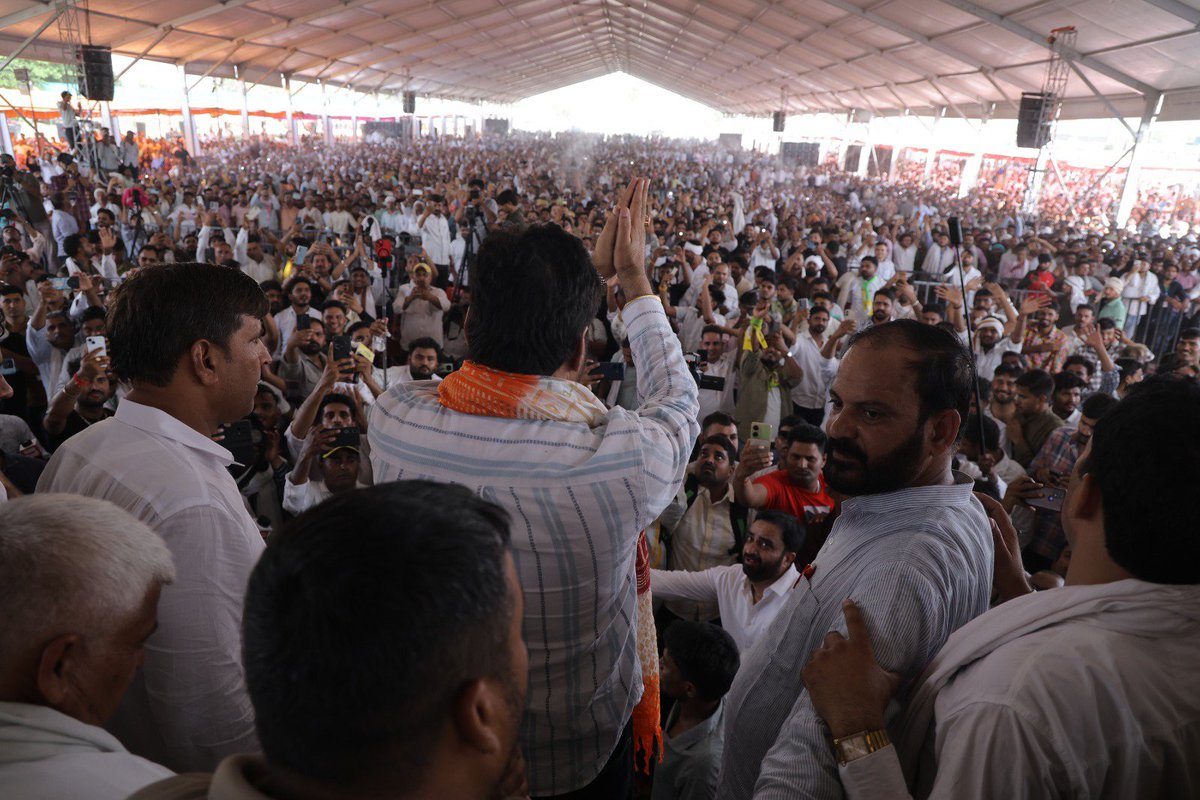 hanumanbeniwal's tweet photo. भरतपुर धौलपुर व डीग जिले के जाट समाज को केंद्र में ओबीसी का आरक्षण दिलवाने की मांग को लेकर आयोजित आरक्षण हुंकार महारैली @ भरतपुर https://t.co/b1scNPyYXy