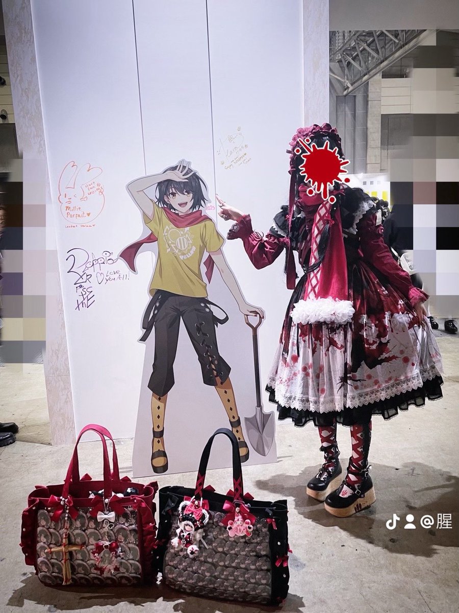 ci8w8ib's tweet photo. ロリィタさんの隣を歩く彼氏さんの写真をTLでよく見かけているが、彼氏がいないので推しとのツーショットを載せるしかないのであった https://t.co/03Hgm6kETw