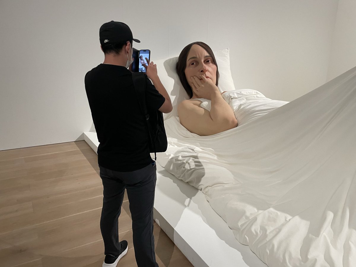 yacho_kun's tweet photo. 六本木森美術館でロン・ミュエック展。撮影OKなので是非、鑑賞する人も被写体に！作品の大きさがさらに訳わかんないことに。 https://t.co/Pn1XDQ8gCo