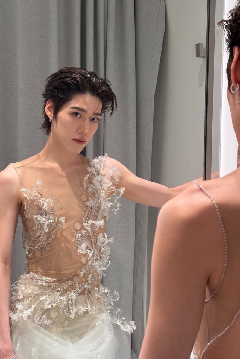 pppangml's tweet photo. แต่ในคอนไททันชอบชุดนี้ของพีพีมาก คือตีโจทย์คำว่าเทพแห่งท้องทะเลได้ว้าวสุดๆ คือไม่จำเป็นต้องเวอร์ๆ ใส่ชุดหลายเลเยอร์แต่เราเล่นกับ texture และความพลิ้วไหวได้ ยิ่งพอดีเทลมันสะท้อนกับตัวพีพียิ่งเหมือนท้องทะเลจริงๆ พีพีกับทีมสตล.โคตรเก่ง ดูคอนพีพีเหมือนดูงานศิลปะเคลื่อนที่จริงๆ https://t.co/wy5UtAFUn2