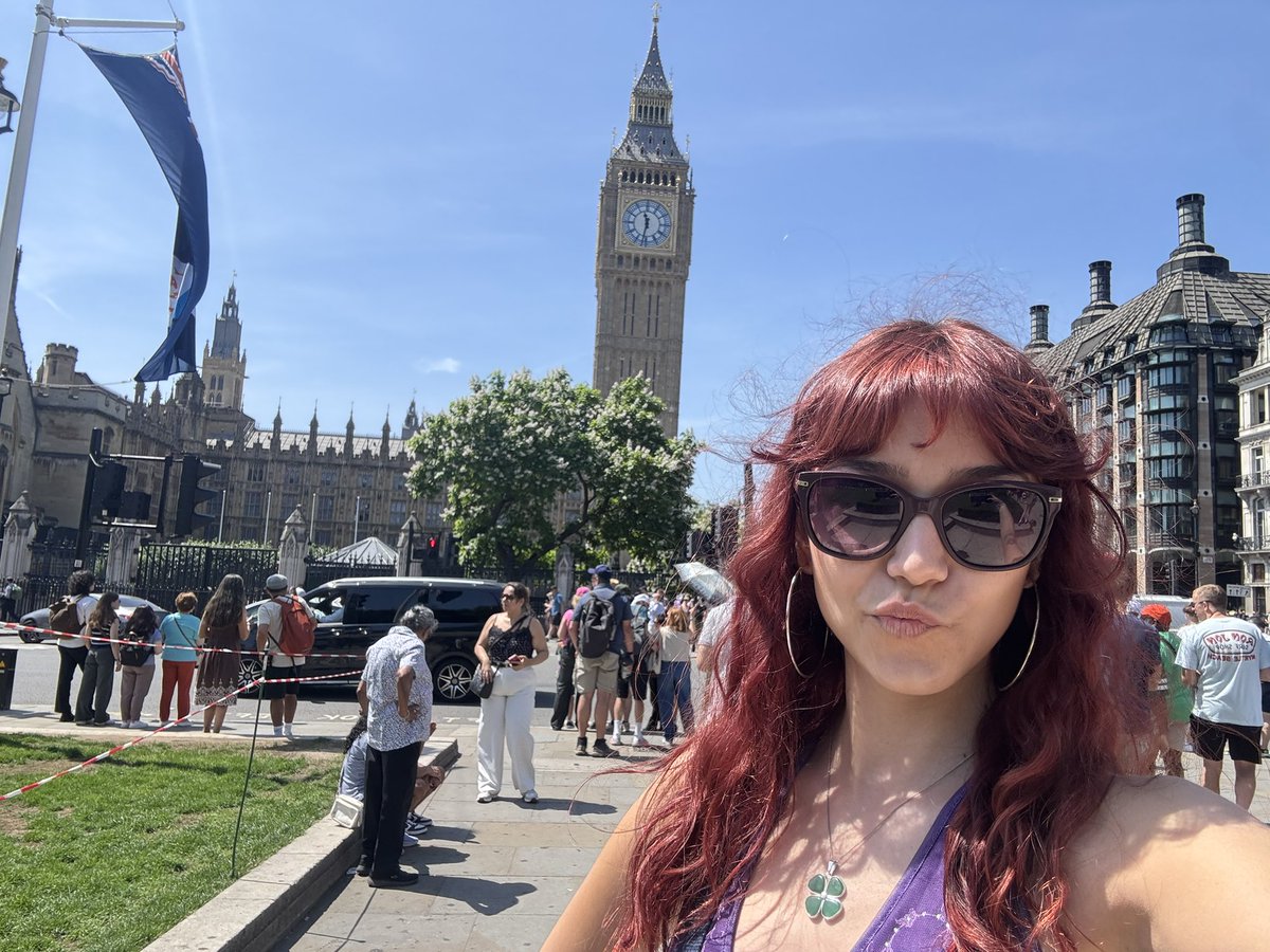 canyonmoonrrys's tweet photo. your girls in henry fox land meeting the celebs (big ben) https://t.co/GGXwwDyPeA