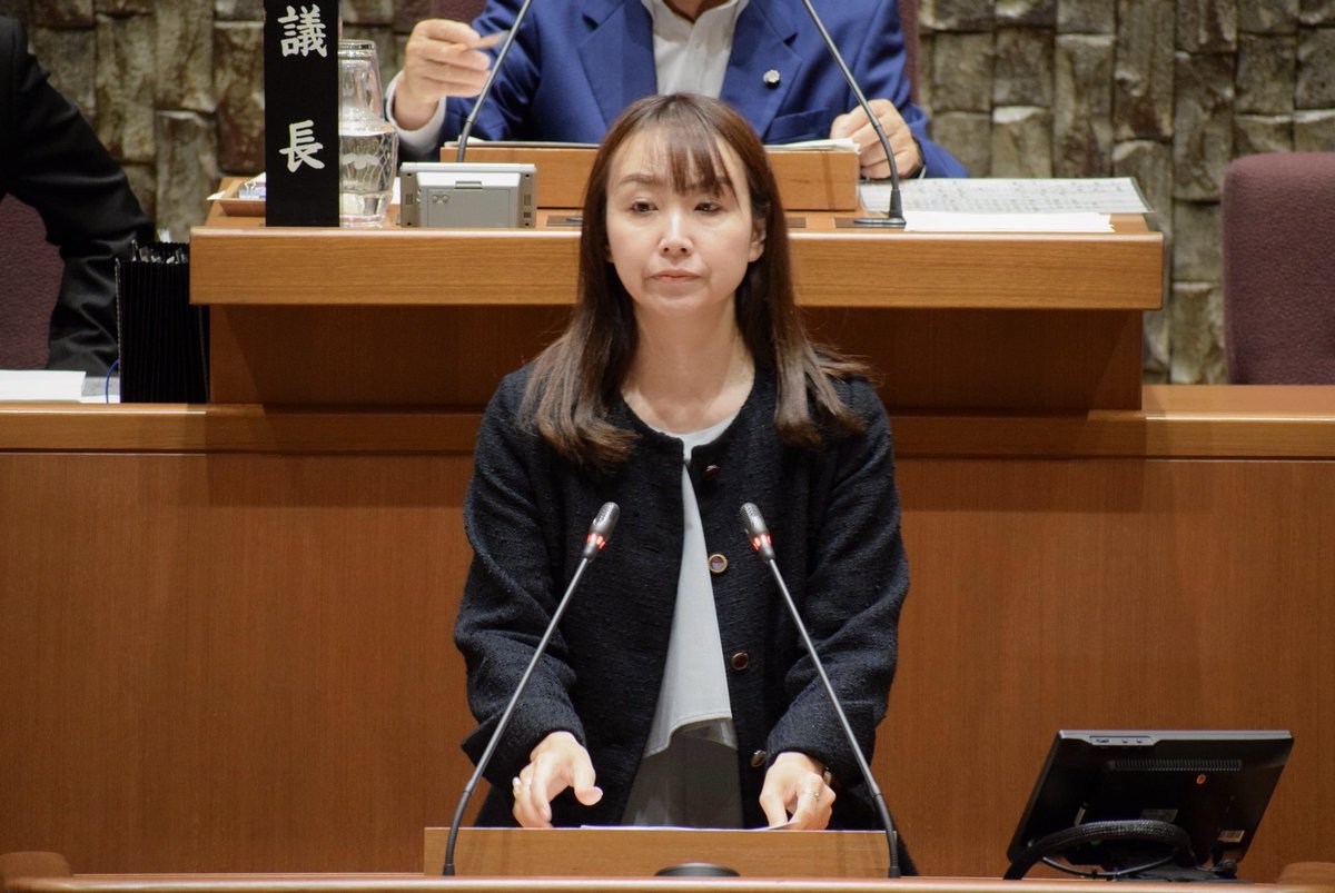 yuminishimura's tweet photo. 一般質問を終えました。

不登校支援、スクールソーシャルワーカー、たかつき未来パーク、予算資料。

テーマは違いますが、私の中では同じ問いにつながっています。

支援はある。

制度もある。

けれど、本当に必要な人に届いているのでしょうか？

私は、政治の役割は制度をつくることだけではなく、必要な人がその制度にたどり着ける環境を整えることだと思っています。

「みんなのため」と言うとき、そのみんなの中に入れていない人はいないか。

今回も、そんな視点から質問を行いました。

これからも、その視点を大切にしていきたいと思います。

また改めて活動日記に書いていきます。