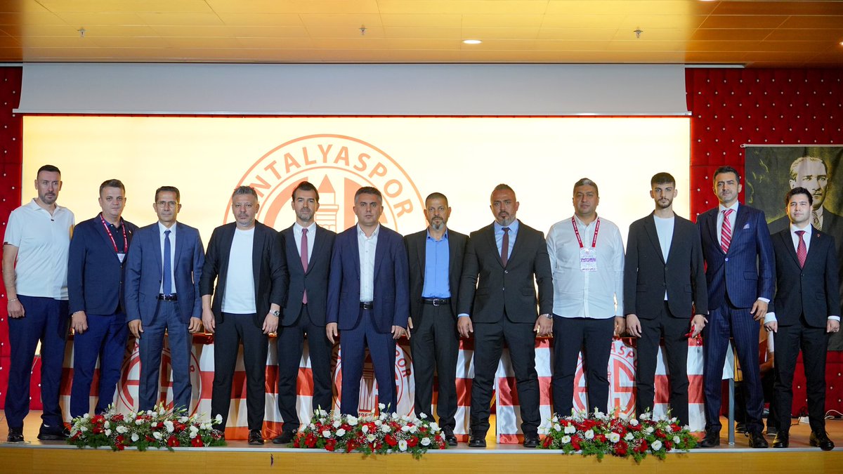 Antalyaspor's tweet photo. 📝 Yönetim Kurulumuzda Görev Dağılımı Belirlendi

Antalyaspor A.Ş. Yönetim Kurulumuz, Mustafa Ergün Başkanlığındaki ilk toplantısını gerçekleştirdi. Başkan Vekili'nin Serkan Sürer olarak belirlendiği toplantıda diğer tüm yöneticilerimiz Asbaşkan olarak listelendi. Yapılan değerlendirmelerin ardından Yönetim Kurulu üyelerinin görev dağılımı netleşti.

Yeni yönetimin Mali İşler sorumluluğunu Harun Tümer, Basın Sözcülüğünü ise Ali Topuz üstlendi. Antalyaspor Futbol Akademimizden Sorumlu Yönetim Kurulu Üyeleri Fatih Demirtop ile Haydar Ali Yıldırım ikilisi olurken; İdari İşlerden Sorumlu Yönetim Kurulu Üyeleri Ali İzzet Şengel ve Mehmet Ağırbayraktar isimlerinden oluştu.

Futbol Şubesinden Sorumlu Yönetim Kurulu Üyelerinin Serkan Sürer, Bilal Özkan, Ali Altınay ve Hakan Kayaarası kadrosundan oluştuğu listede Dış İlişkiler ve Kurumsal İlişkilerden Sorumlu Yöneticiler Lokman Arslan, Ali Topuz ve Mehmet Ağırbayraktar üçlüsü oldu. Yönetim Kurulu'nun Projelerden Sorumlu isimleri Nebi Erdemsoy, Lokman Arslan ve Haydar Ali Yıldırım olurken; Taraftar İlişkilerinden Sorumlu Yönetim Kurulu Üyesi ise Ali İzzet Şengel oldu. Toplantıda Satış Pazarlama ve Satın Almadan Sorumlu Yönetim Kurulu Üyeleri Lokman Arslan, Nebi Erdemsoy ve Mehmet Ağırbayraktar isimleri olarak belirlendi.

Toplantıda ayrıca taraftar gruplarımız tarafından kulübümüzün geleceği için tek bir yürek olmak ve sesimizi en gür şekilde duyurmak, Antalyaspor'umuzun haklarını savunmak, armamızı yalnız bırakmamak ve bu takımın sahipsiz olmadığını herkese göstermek adına düzenlenen yürüyüş ve basın açıklaması organizasyonuna yönetim kurulu, kulüp personeli ve sportif departmanlar olarak tam kadro katılım sağlanması yönünde bir karar alındı.

Corendon Airlines Park Antalya Stadı önündeki Akrep heykelinin başlangıç noktası olarak belirlendiği etkinlik, 23 Haziran 2026 Salı günü (yarın) saat 19.30'da başlayacak ve hep birlikte Cumhuriyet Meydanına yürüyüş ile devam ettikten sonra. Meydanda yapılacak basın açıklaması ile sona erecektir. Antalyaspor Yönetim Kurulu olarak, kırmızı beyazlı renklerimize gönül veren tüm Antalyaspor sevdalılarını bu önemli organizasyonda hep birlikte olmaya davet ediyoruz.

🔗 https://t.co/lUBOG2r8AJ

#HesapcomAntalyaspor
#SevdamızAntalyaspor