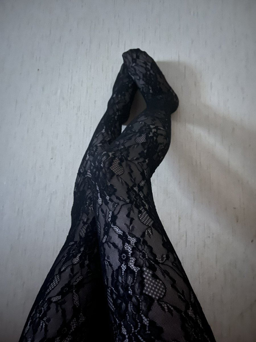 Lunatrophiee's tweet photo. On essaie de faire revenir la trend des collants https://t.co/ymDj703mQY