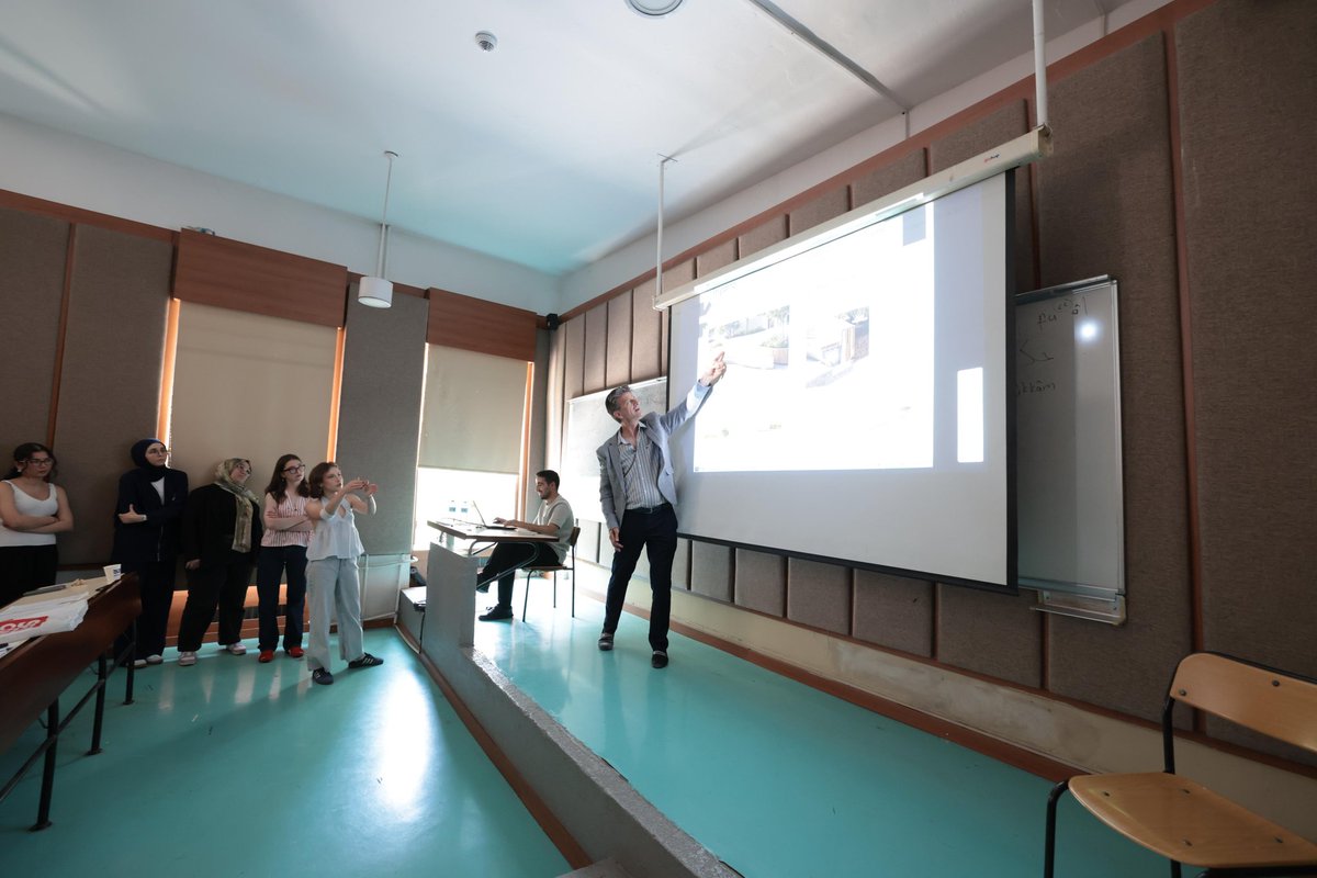 iston_as's tweet photo. İSTON x Akademi iş birlikleriyle akademi ve sektörü buluşturmaya devam ediyoruz.

Mimar Sinan Güzel Sanatlar Üniversitesi Mimarlık Fakültesi’nde, Prof. Dr. Osman Arayıcı yürütücülüğünde gerçekleştirilen “İç Mimarlık ve Mobilya Tasarımı” dersi kapsamında düzenlenen jüriye, İSTON Tasarım Müdürlüğü Endüstriyel Ürün Tasarımcılarımızla katıldık.

Öğrencilerin yenilikçi tasarım önerilerini değerlendirdiğimiz bu buluşmada, kentlerin ve yaşam alanlarının geleceğine katkı sunacak genç yeteneklerle bir araya gelmekten mutluluk duyduk.

#İBB #İSTON #İSTONxAkademi #UmutBurada #ÇalışmayaDevam #ÜretmeyeDevam