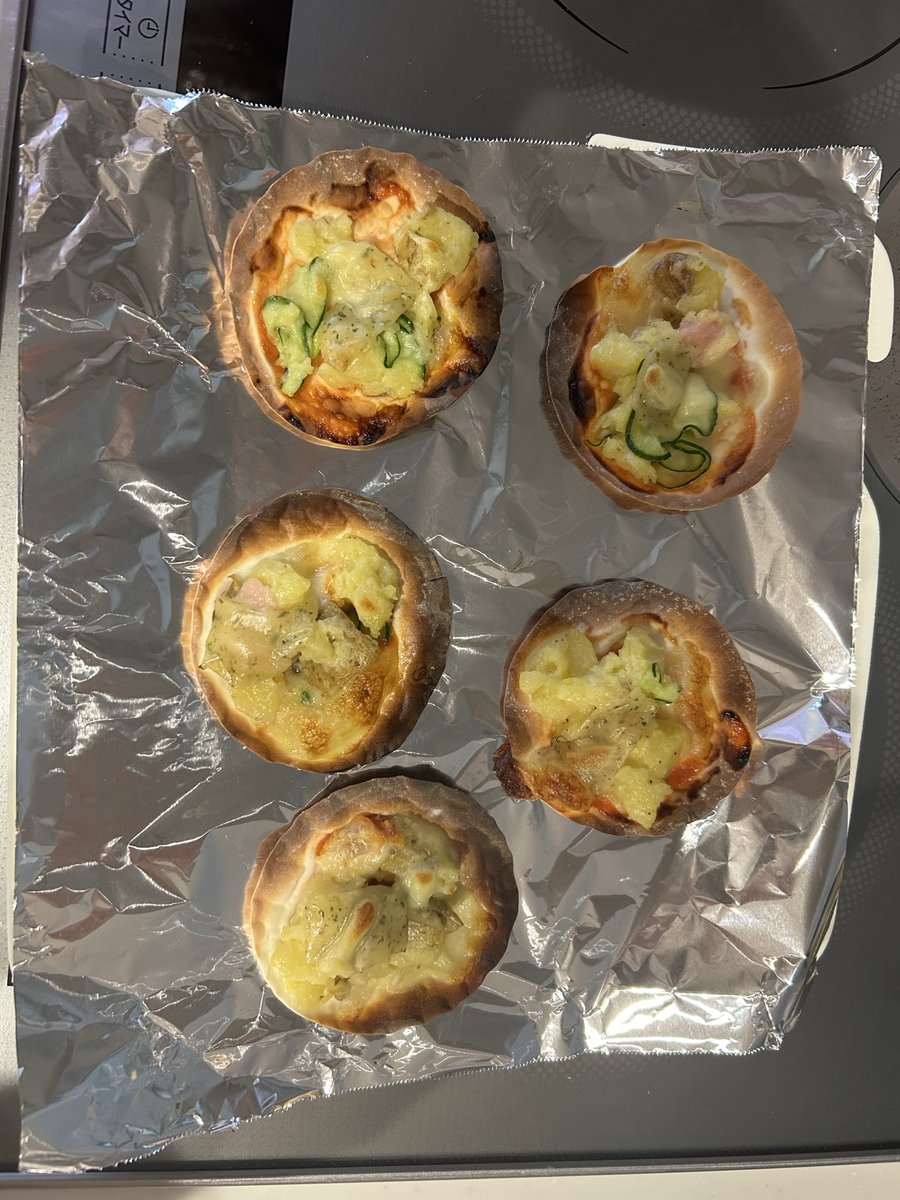 doblumoon's tweet photo. 時間に余裕があったから余ってた餃子の皮で子供らと作った✌️
ちょっと焦げちゃったけど美味しかった😋 https://t.co/RGtv5RlFbq