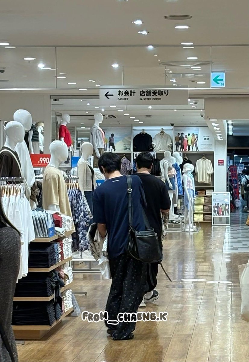 apeachnuna's tweet photo. so Sungpil was shopping date at Kobe,
seems like they bought the same shirt, and op said;
when Wonpil is paying, Sungjin's voice is heard from the side: "do u need a shopping bag?" 

and in the end just sungjin who's carrying shopping bag lol dijadiin satu tas kah? https://t.co/upLPlbhZvO