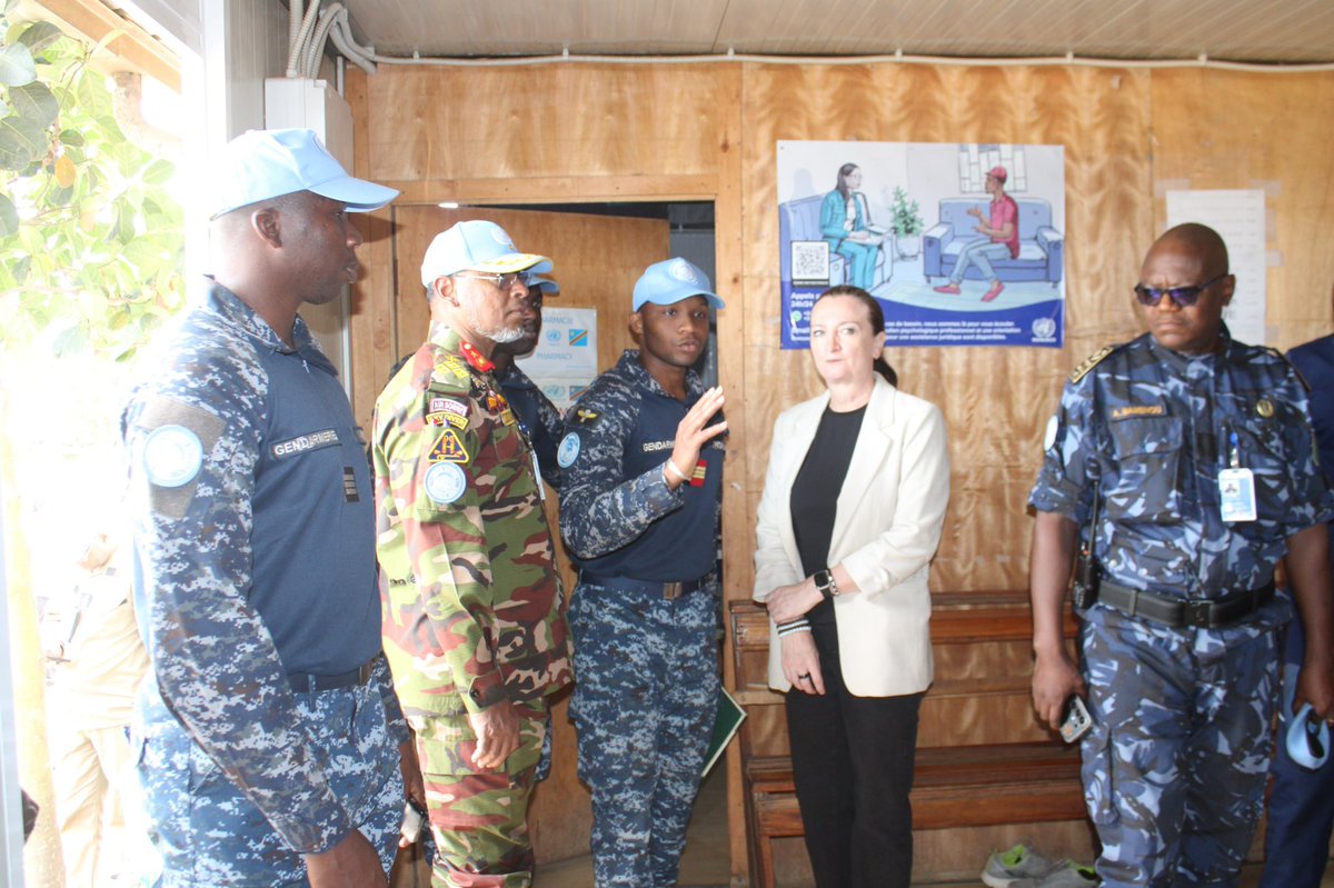 gendarmeriena18's tweet photo. La Gendarmerie à l'international: La SENFPU 2-18 MONUSCO accueille le Deputy Police Commissioner pour une visite de terrain à Bunia en République Démocratique du Congo

Le Dr. Général Alain BAMENOU, Deputy Police Commissioner (DPC), a débuté une mission de terrain à Bunia le lundi 15 juin 2026. Accueilli par le chef des opérations de la SENFPU 2-18 et le chef de secteur adjoint, sa délégation a marqué une étape importante dans le processus d’appropriation de l’environnement opérationnel de la SENFPU.

Au cours de cette visite, le DPC a assisté à une présentation détaillée des opérations de la SENFPU, conduite par son Chef des Opérations. Il a également inspecté plusieurs installations de l’unité. La journée s'est poursuivie au camp Jambaar, en présence de la Directrice de l’Appui à la Mission (DMS) et du représentant de la Force. Ce moment solennel a été marqué par la remise d’un présent symbolique au DPC et à la DMS

Par la suite, une visite du camp de la SENFPU a permis au DPC d’évaluer les dispositifs opérationnels sur le terrain. Les échanges avec le Commandant par intérim de la SENFPU ont clôturé cette journée riche, mettant en avant l’importance du dialogue et de la coordination dans le but de renforcer l’efficacité des forces déployées.

Le jeudi 18 juin 2026, le Dr. Général Alain BAMENOU, accompagné de sa délégation, a tenu une réunion de coordination avec le chef des opérations de la SENFPU et les officiers de l’unité. Cette rencontre a permis d’examiner en profondeur les activités en cours et de discuter des moyens d’améliorer la mise en œuvre des missions.