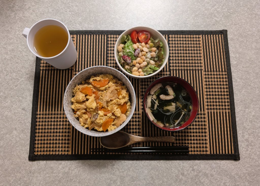 nagashi0807's tweet photo. 今日の夕食は親子丼です。いつもは皿を分けてますが今回は丼にしました。麺つゆで味付けしてしました。自分で調合するより良い感じに甘みが出ていて美味しかったです、これは楽だ🙂
天気予報が曇りか雨ばかり、梅雨って感じがします。明日は洗濯しておこう。
#自炊 https://t.co/wMPYI9k1AE