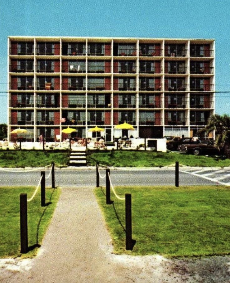 mbbackthen's tweet photo. Starting our Monday with this 1970’s view of the Four Seasons Motor Inn, located at 5801 N Ocean Blvd.

#1970s #MyrtleBeach #SouthCarolina #GrandStrand #summer #beach #ocean #family #vacation #hospitality #motel #travel #tourism #retro #vintage #view #wayback #GoodTimes #classic https://t.co/wkXK0UJzh8