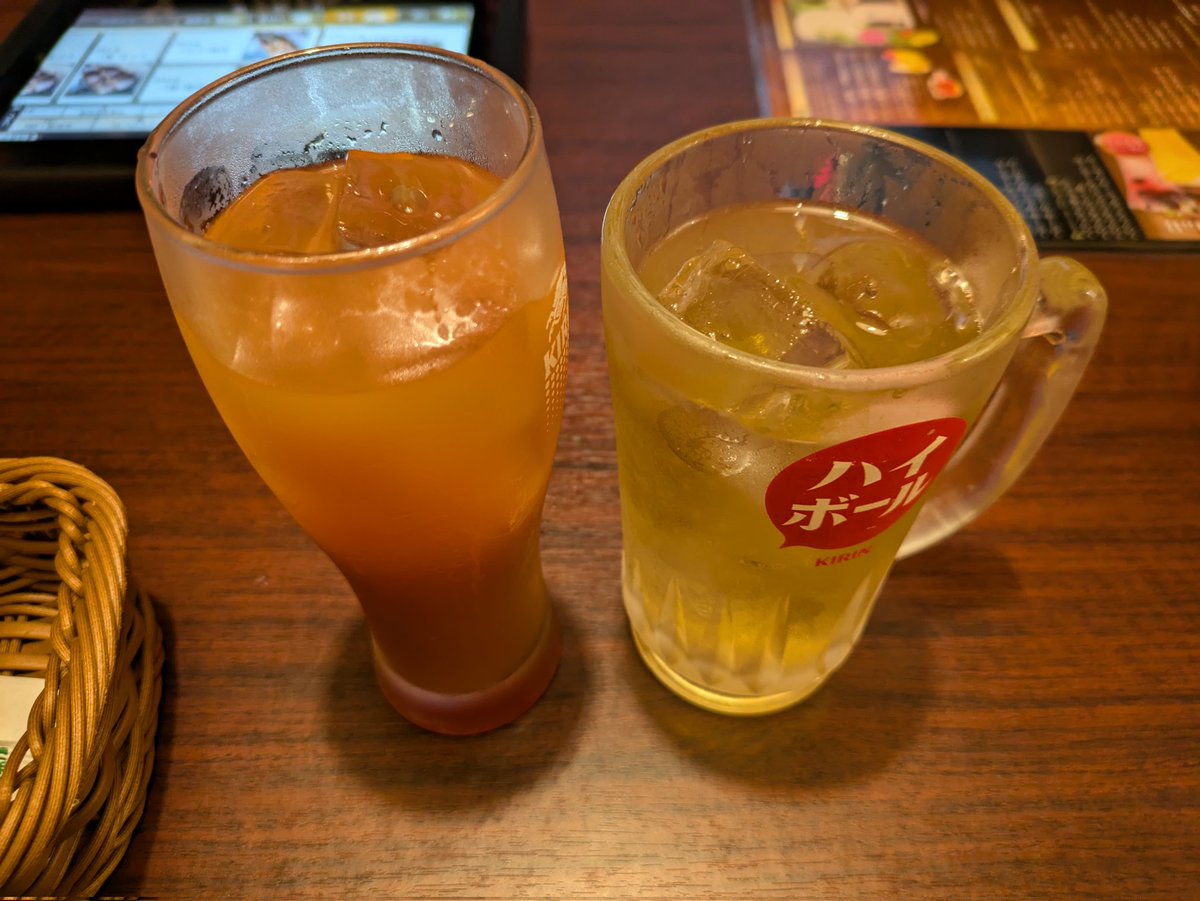 KhMiiko's tweet photo. 今日は仕事が終わってから、家族で息子の誕生日、前日祝いをしてきた
アレコレ注文し過ぎたけど、とりあえず完食した
美味しかった😋

お疲れっす https://t.co/jmSJMarSOg