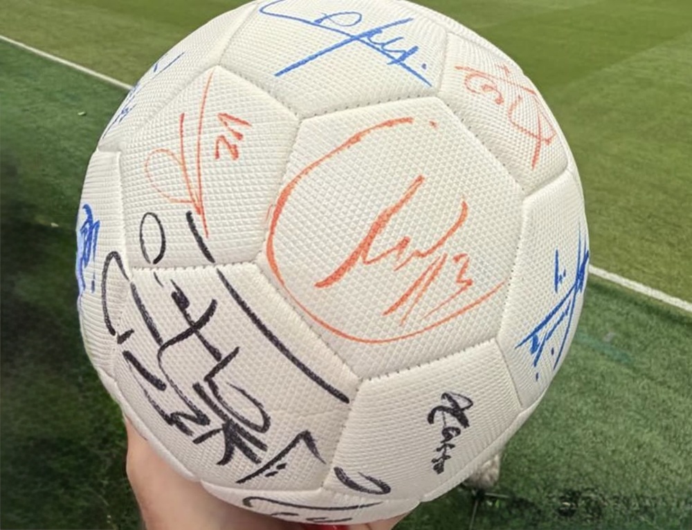 G7Magazine's tweet photo. Julián Gil convierte un balón del Mundial en una joya firmada por leyendas del fútbol https://t.co/9QgHmMzQo4 https://t.co/MBELUpdWDZ