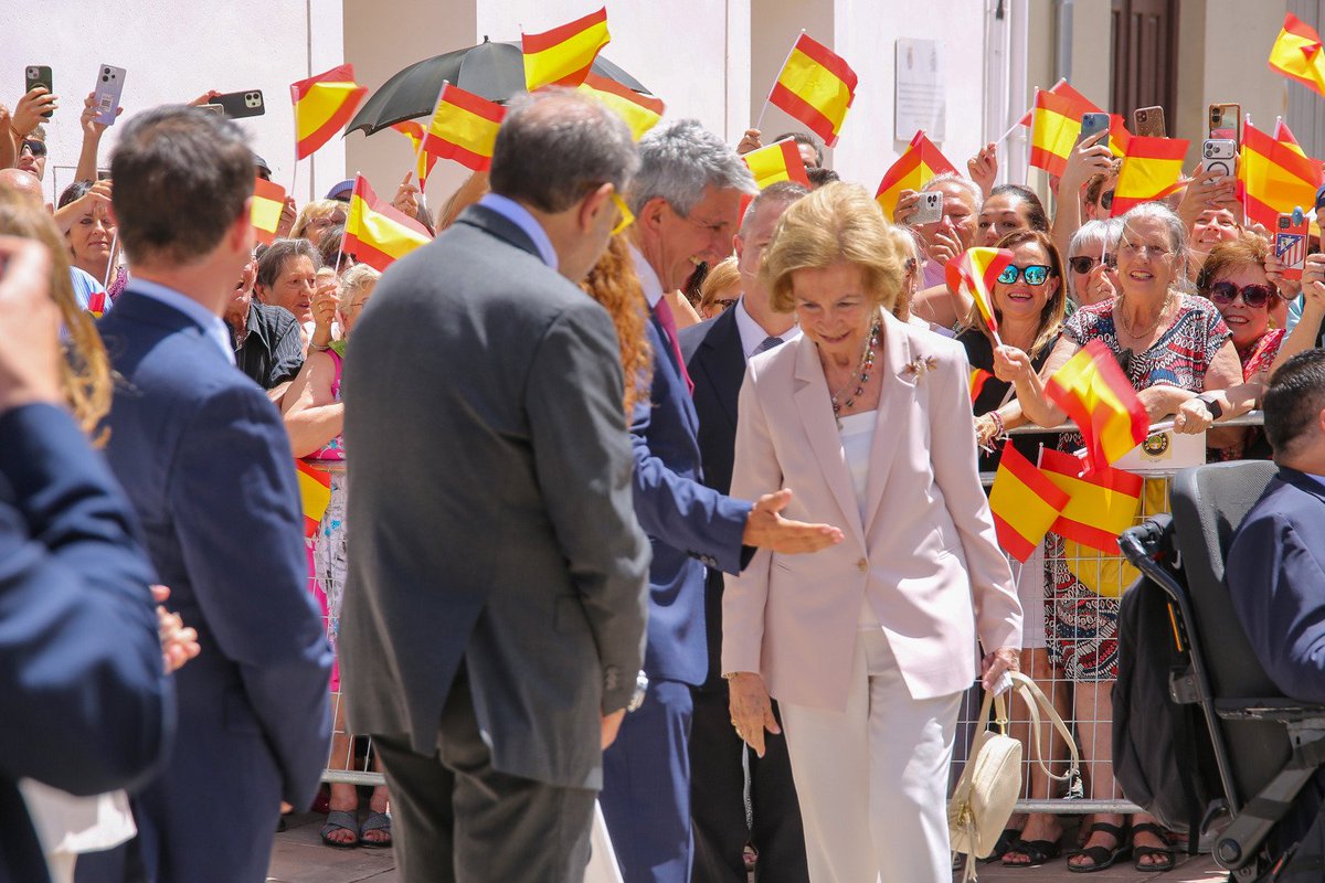 DelegGobCLM's tweet photo. 🗯️ La inversión es materia biomédica no es un gasto, es una inversión.

Hoy el delegado del Gobierno, @jpablosabrido, ha acompañado a S.M. la Reina Doña Sofía y al alcalde de La Roda, @jramoresAlcalde, en la inauguración del III Congreso Internacional de ELA 'Manolo Barrós'. https://t.co/cBwxWy5eW7