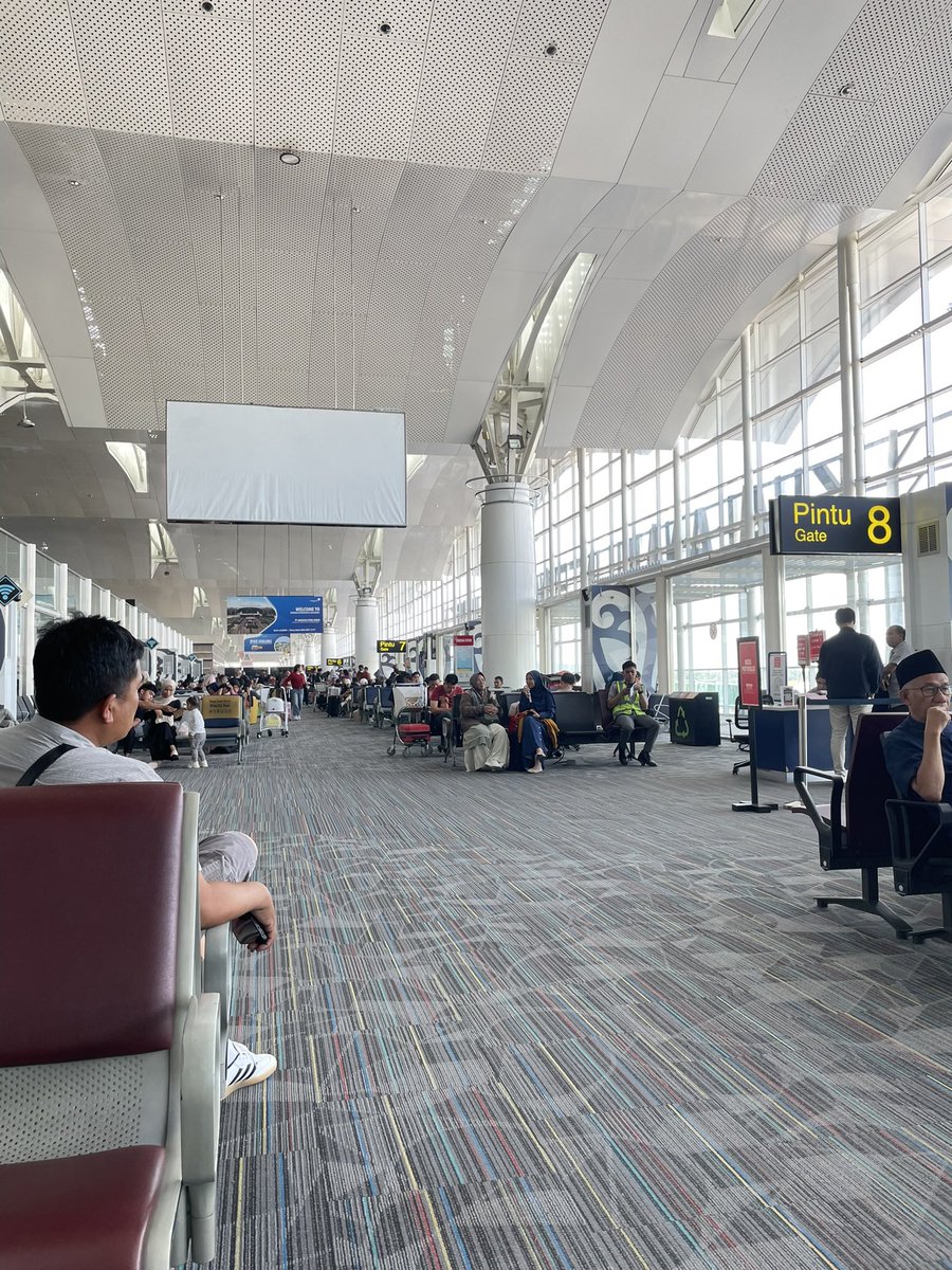 bbarbiena's tweet photo. yg cowo tolong jangan berlebihan ya.

aku sbg cewe pernah sampe nangis di gate bandara cuma krn ditakutin sama stranger cowo. ini kejadiannya di Bandara Kuala Namu, Medan.

waktu itu lg transit lewat Medan. kalo kalian tau gate di sana itu gede banget dan gak ada alasan untuk cowo bisa duduk tepat di sebelah cewe yg lg sendiri di saat kondisi gate sepi. 

waktu itu ada cowo yang samperin dan duduk di depanku, awalnya cuma tanya pertanyaan biasa:
“mau ke mana?”
“kuliah di mana?”

—